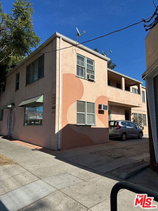 1816 Hillhurst Avenue Property Photo 4