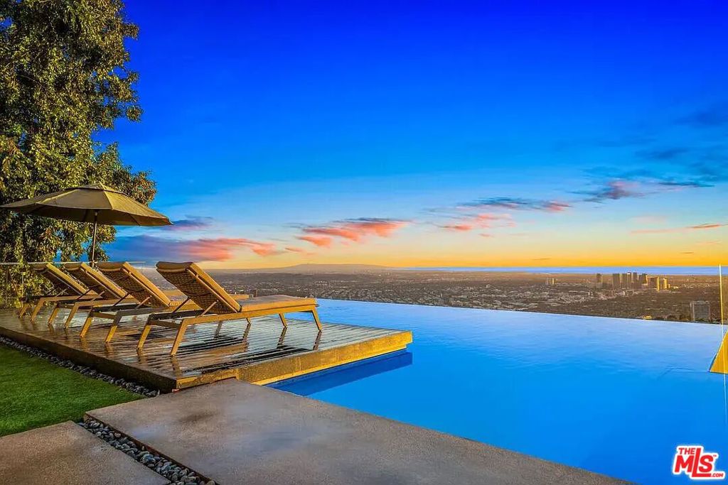 8790 Appian Way Property Photo 2