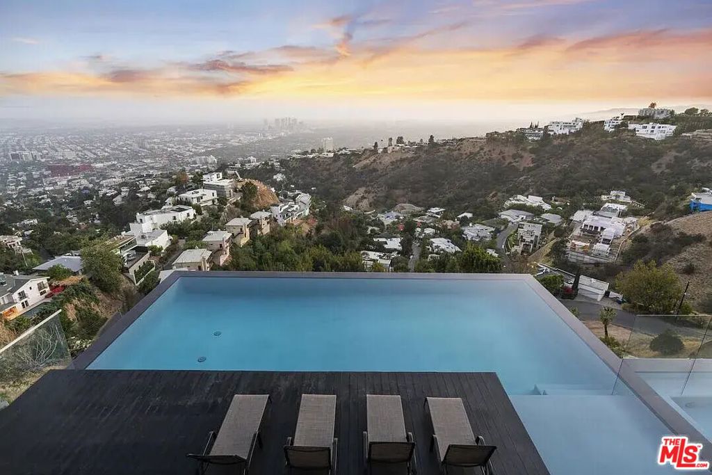 8790 Appian Way Property Photo 4