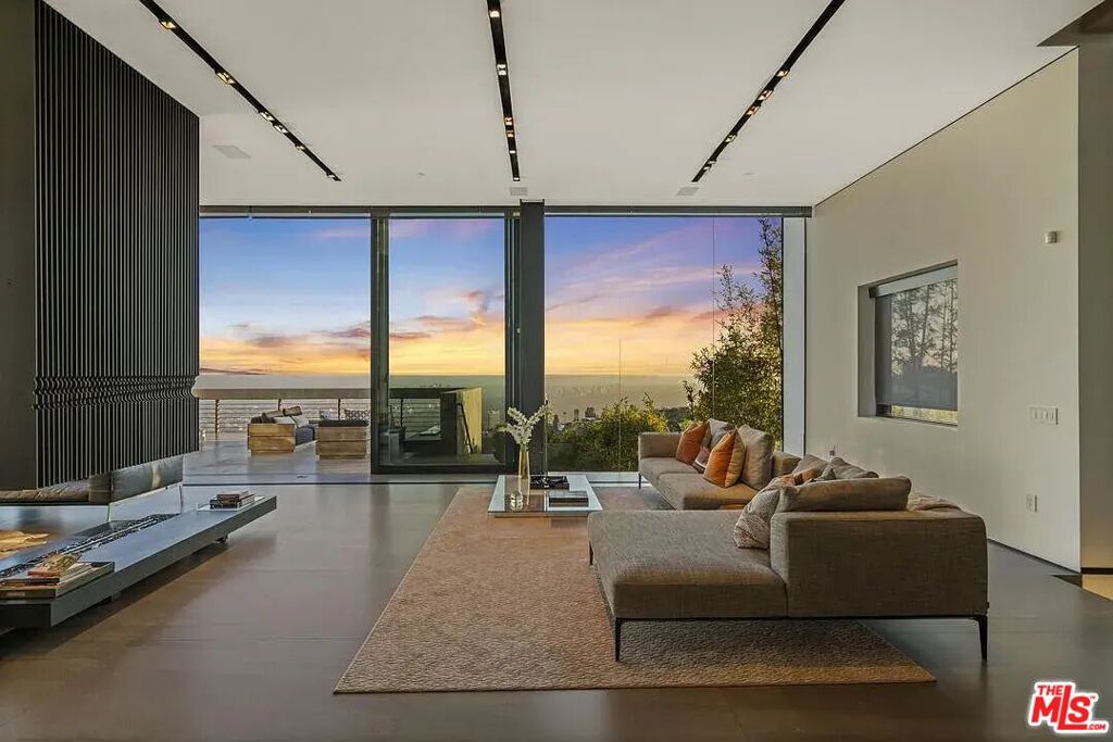 8790 Appian Way Property Photo 7