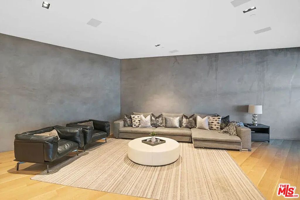 8790 Appian Way Property Photo 16