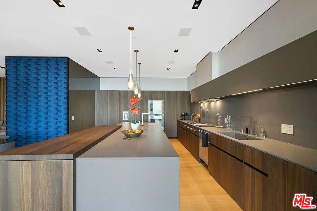 8790 Appian Way Property Photo 18