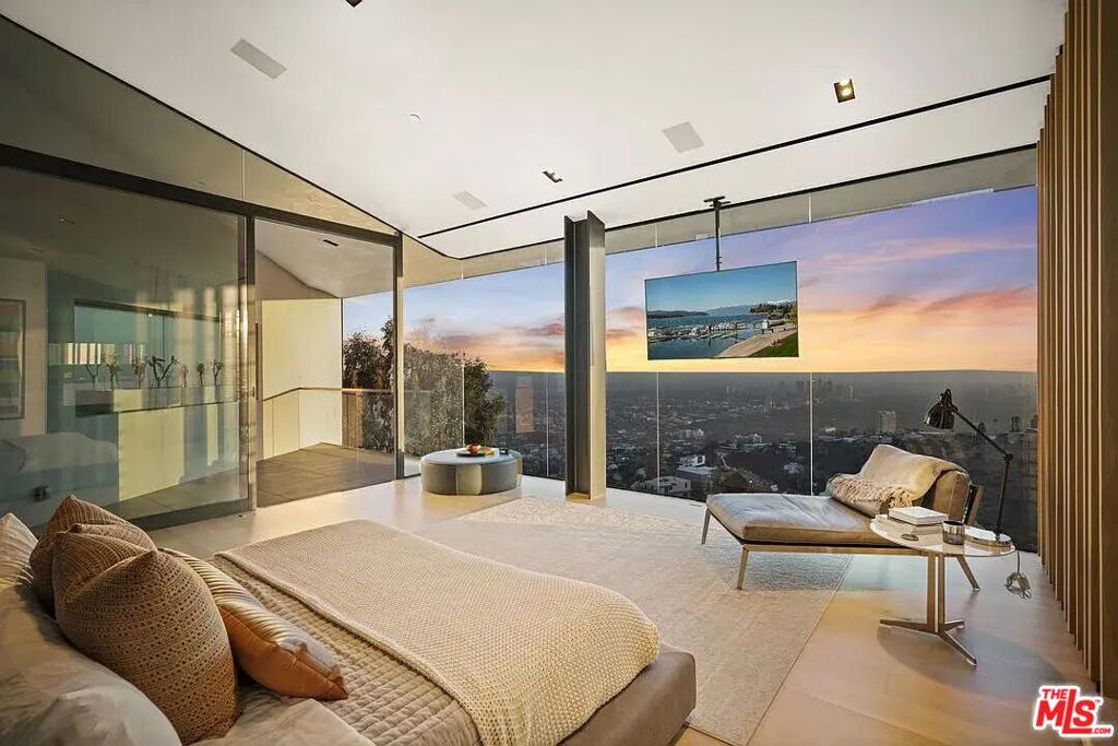 8790 Appian Way Property Photo 20