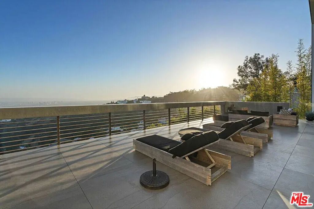 8790 Appian Way Property Photo 32