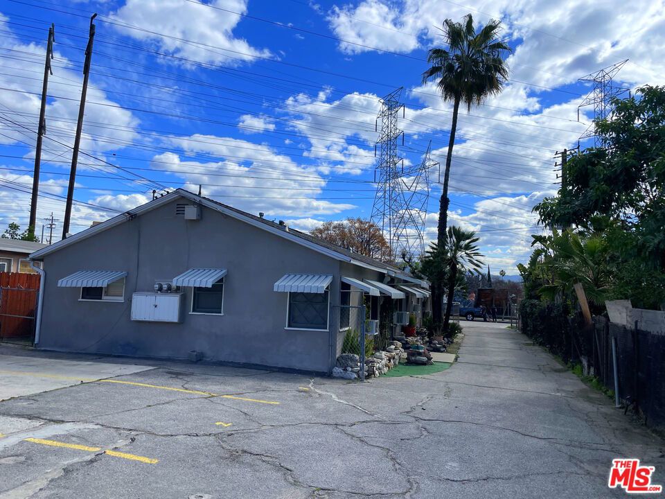 6727 Camellia Avenue Property Photo 5