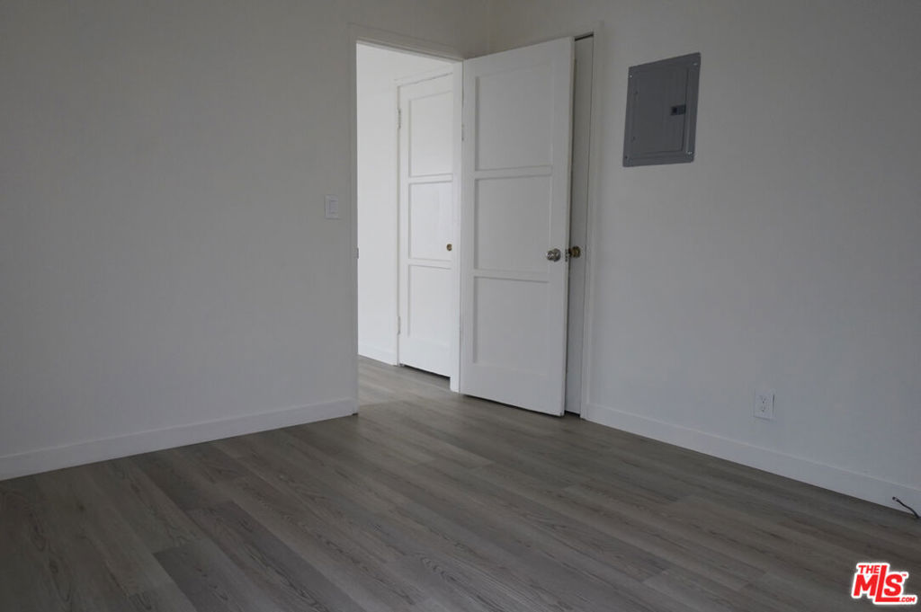 1526 W 83rd Street Property Photo 17