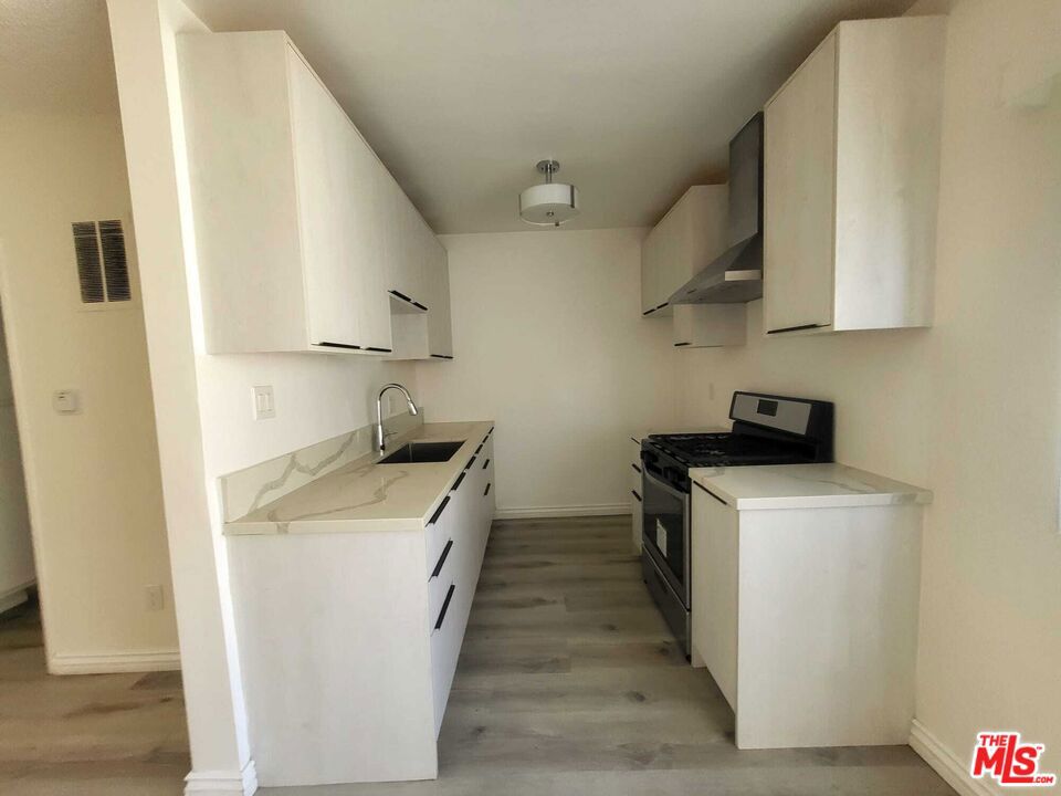 1118 Waterloo Street 12 Property Photo 3