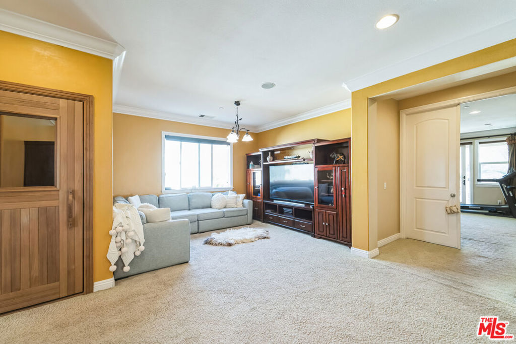 12530 Longacre Avenue Property Photo 14