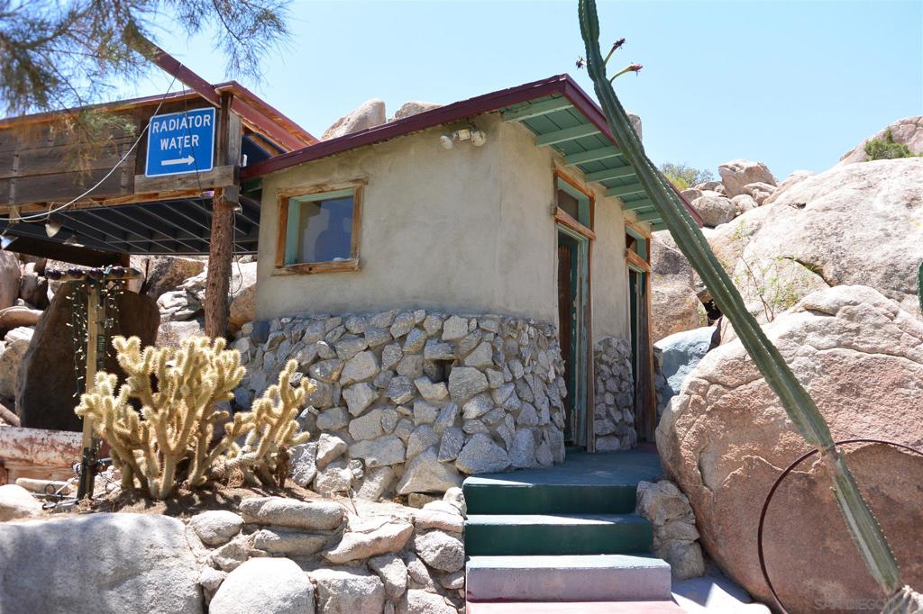 Desert View Tower & 3 Homes Property Photo 19
