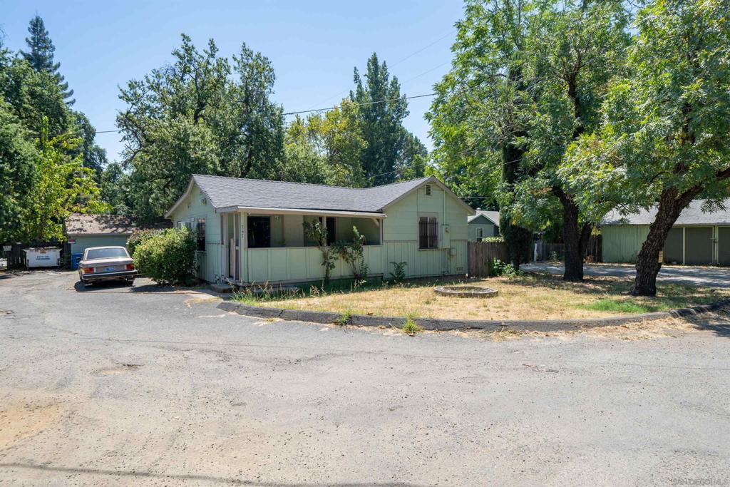 737 Leland Court Property Photo 3