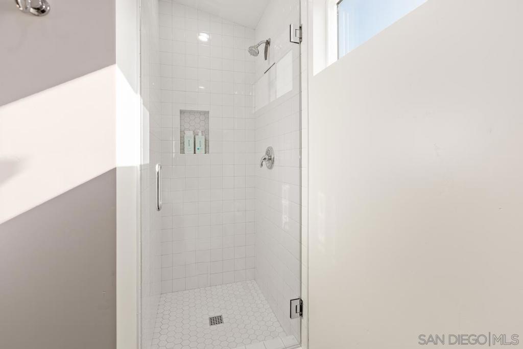3043 Oliphant St Property Photo 17