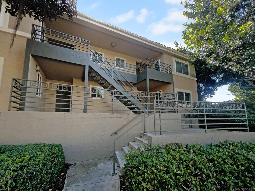 7405 Charmant Dr 2427 Property Photo 1