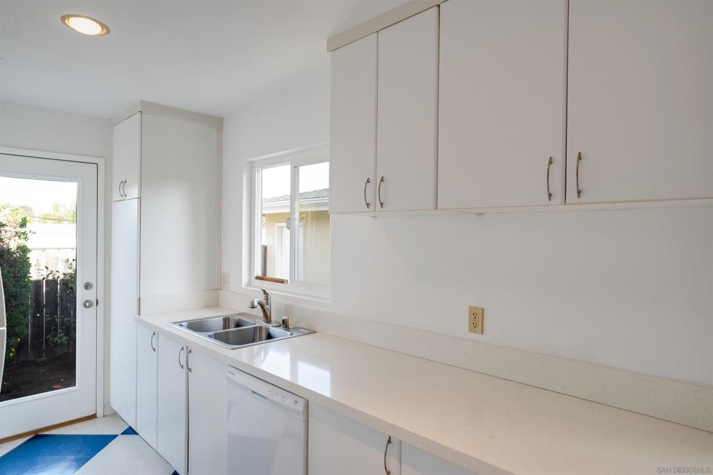 370 Tamarack Ave Property Photo 8