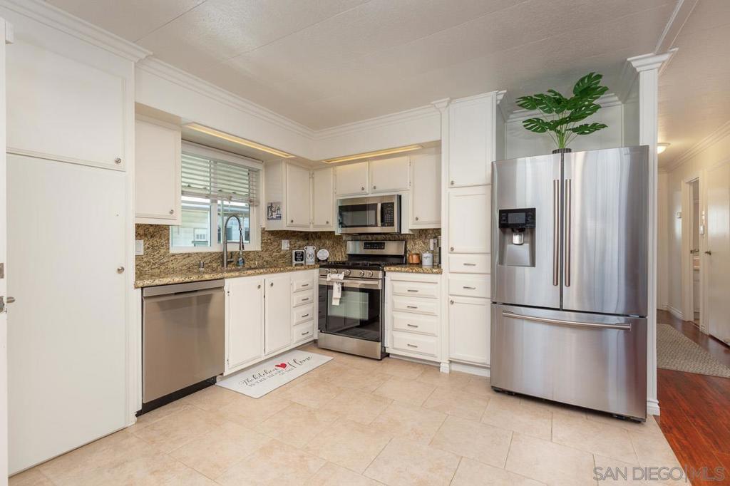 2280 E Valley Parkway E 75 Property Photo 5