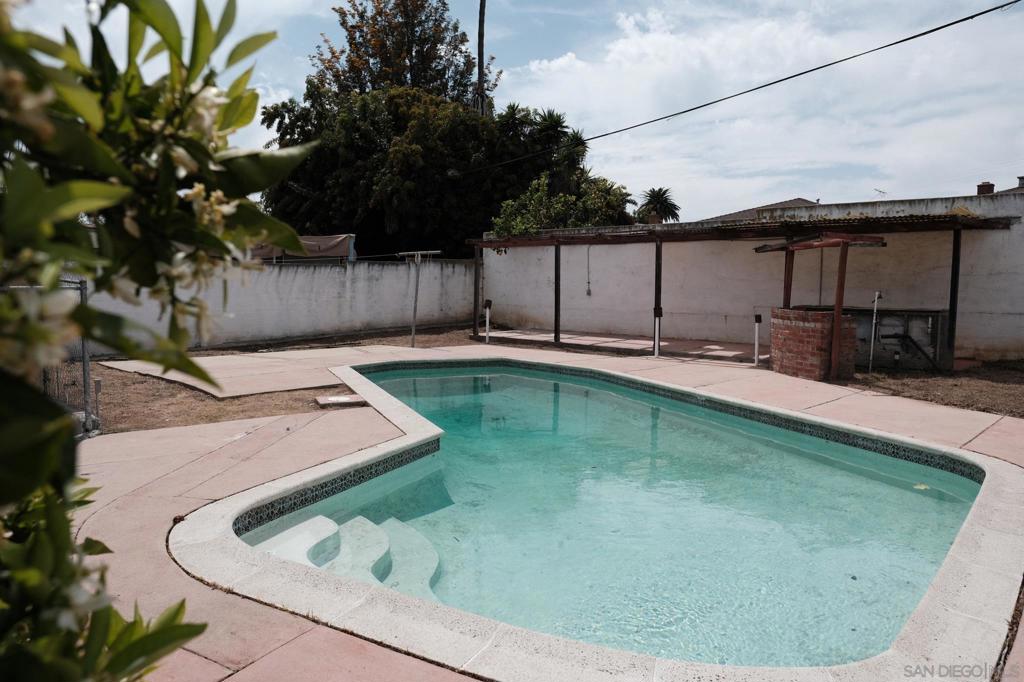 1446 49th St Property Photo 3