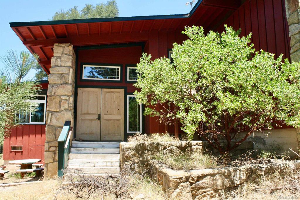 8761 Riverside Dr Property Photo 1