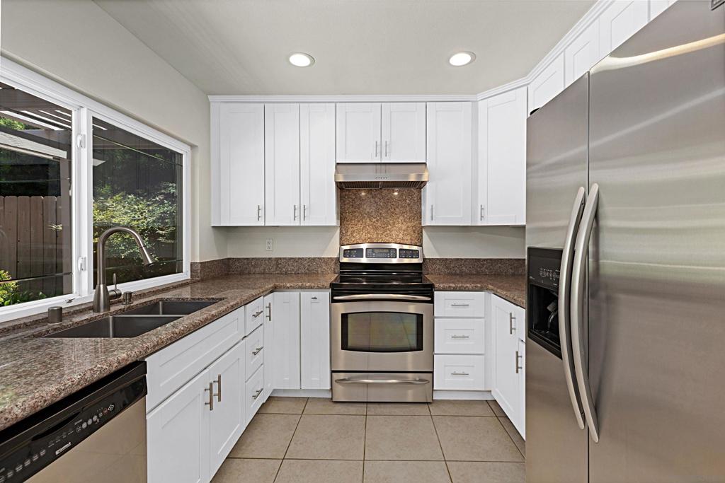 10466 Moorpark St. Property Photo 8