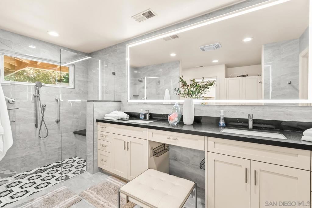 5979 Via Zurita Property Photo 23