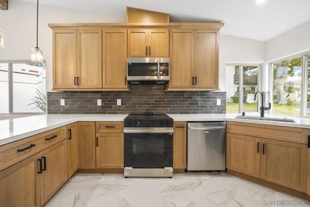 6915 Pear Tree Dr Property Photo 6