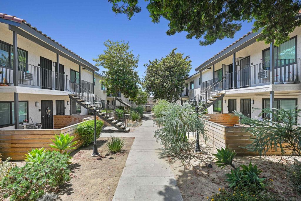 628 W California Ave Property Photo 3