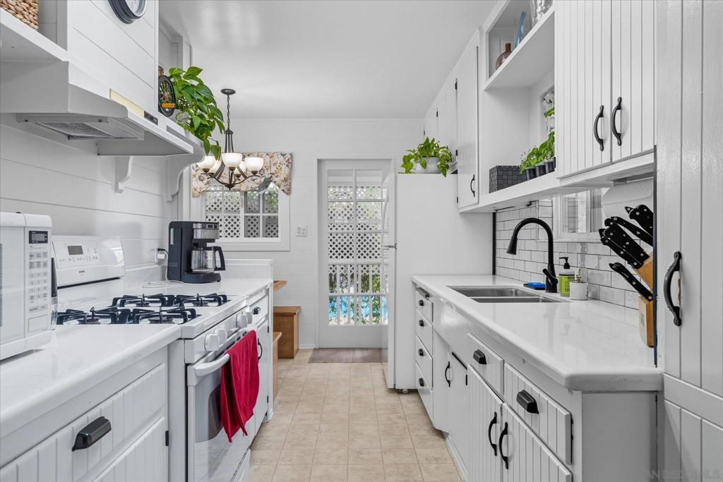 9731 Lakeview Rd Property Photo 8