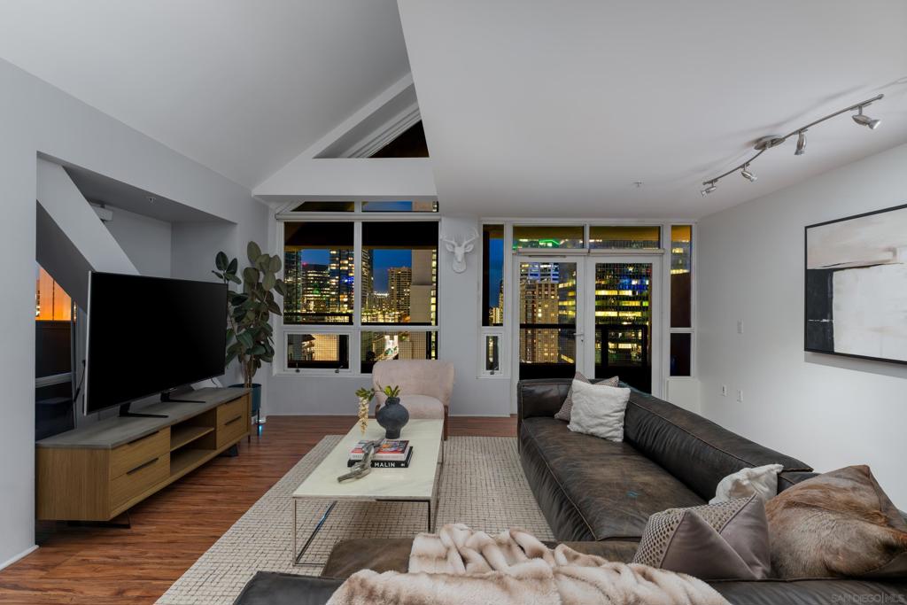 350 W Ash St 1207 Property Photo 1