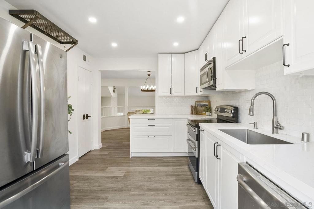 3275 Caminito Eastbluff 203 Property Photo 7