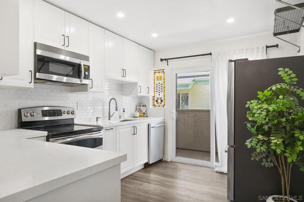 3275 Caminito Eastbluff 203 Property Photo 12