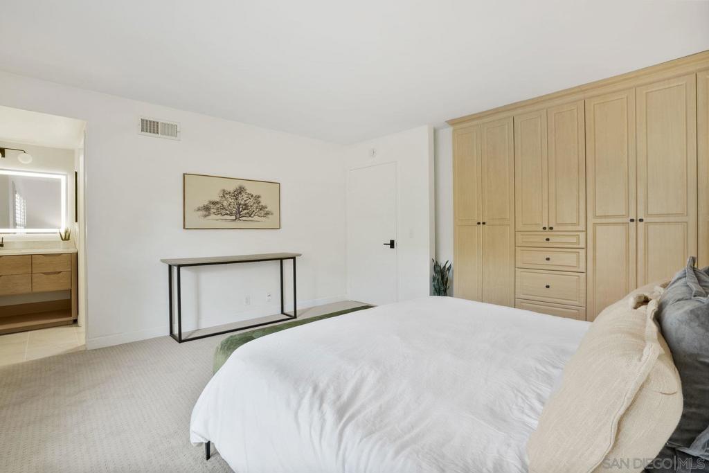 3275 Caminito Eastbluff 203 Property Photo 16