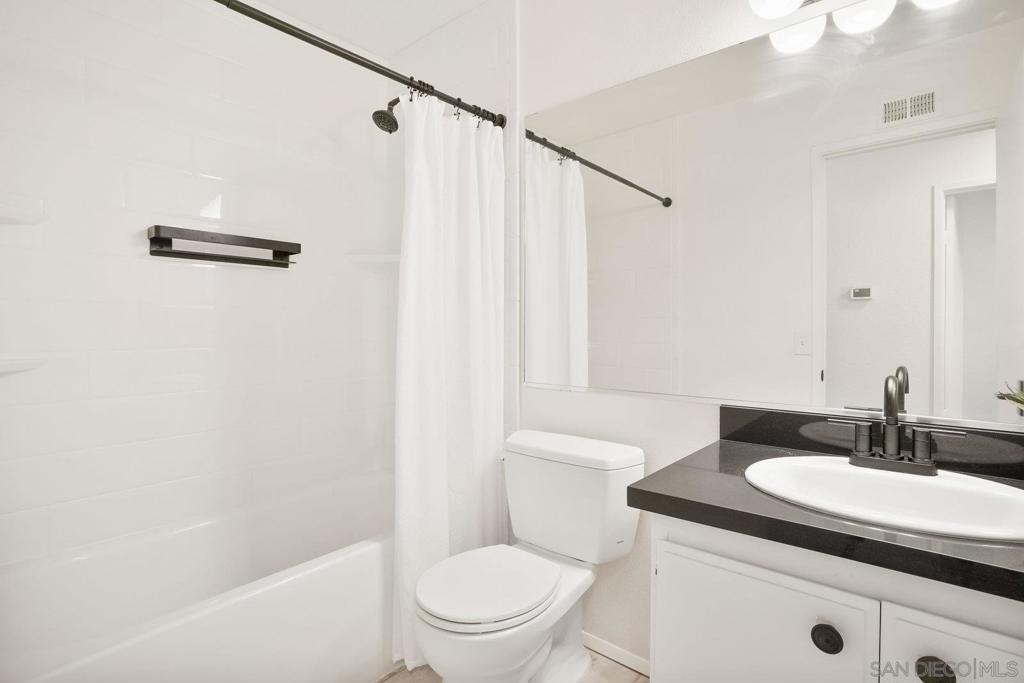 3275 Caminito Eastbluff 203 Property Photo 21