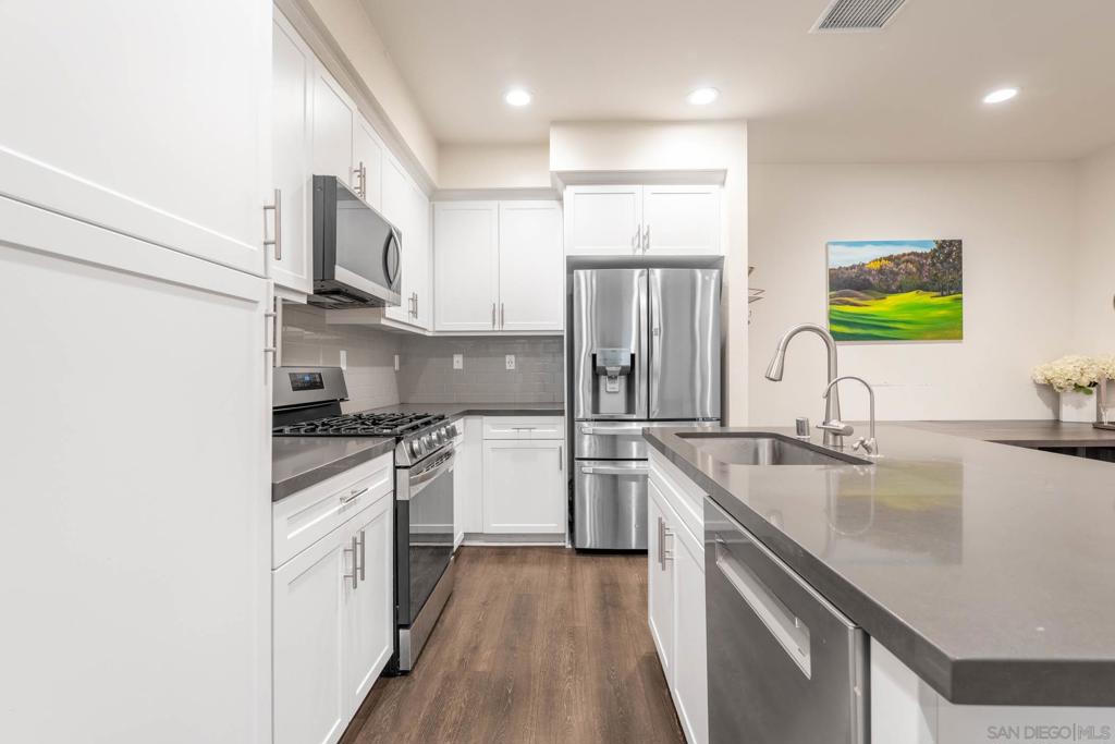 320 Waverunner Ct Property Photo 5