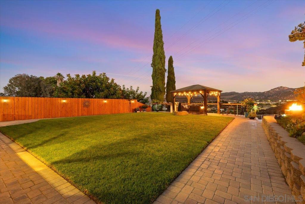 12431 Ridgeton Dr Property Photo 3