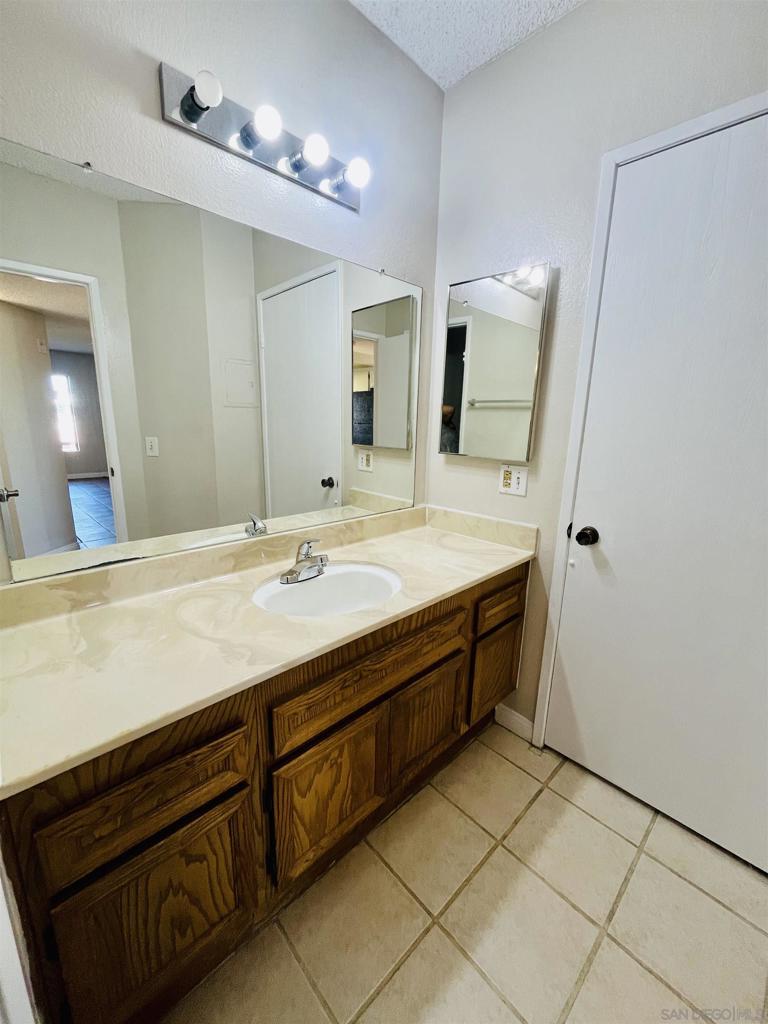 1040 E Washington Ave 33 Property Photo 11