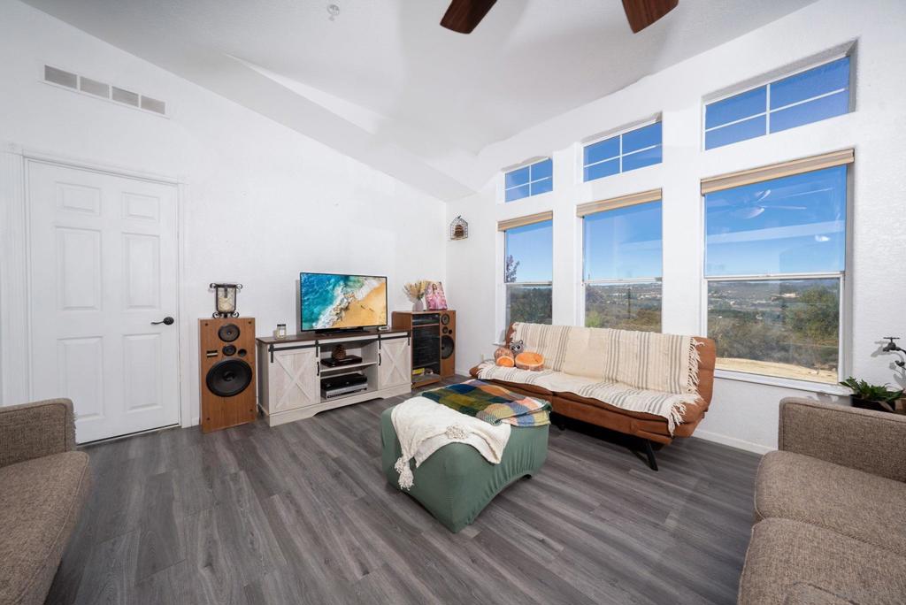 39550 Jewel Valley Ct Property Photo 4