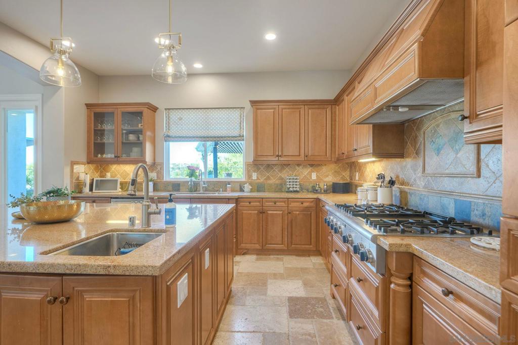 10055 Winecrest Rd Property Photo 15