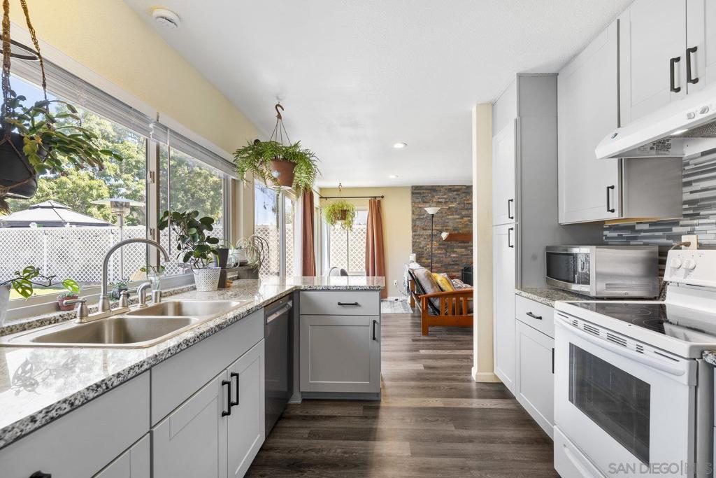 13879 Paseo Cardiel Property Photo 11