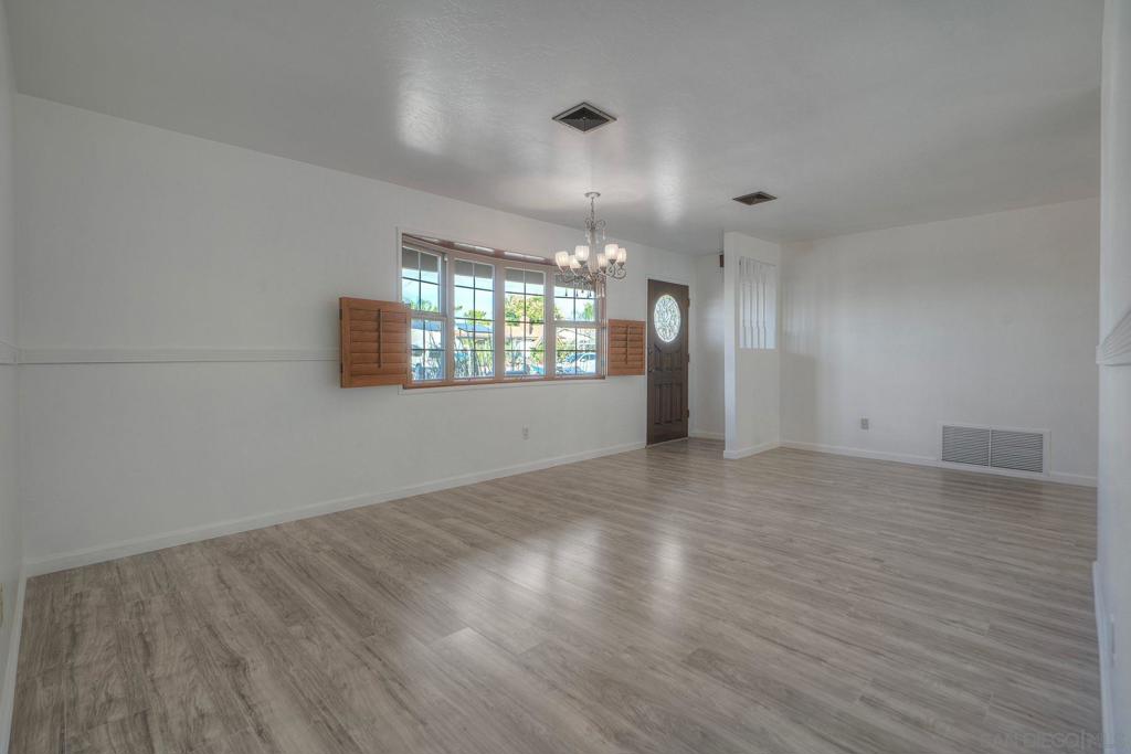 1561 Doncarol Ave Property Photo 4