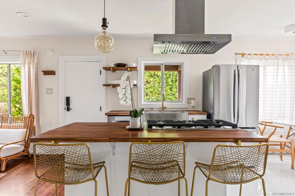 11202 Emelita Property Photo 1