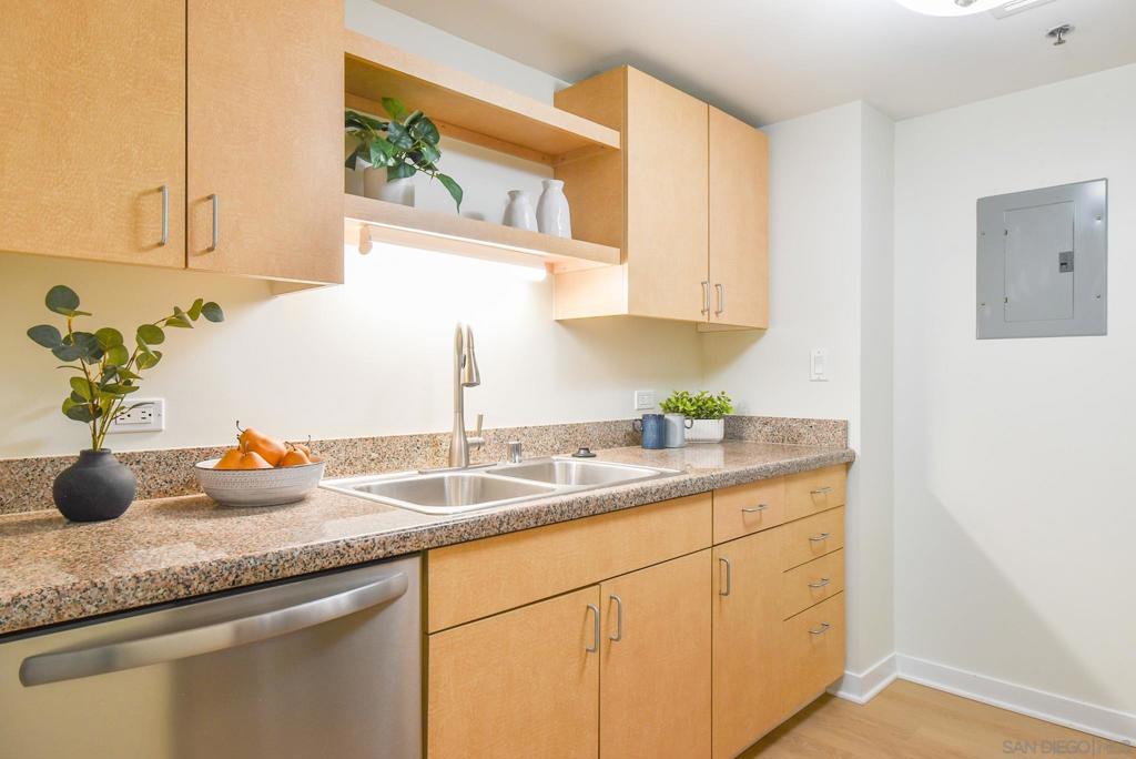 425 W Beech Street 408 Property Photo 11