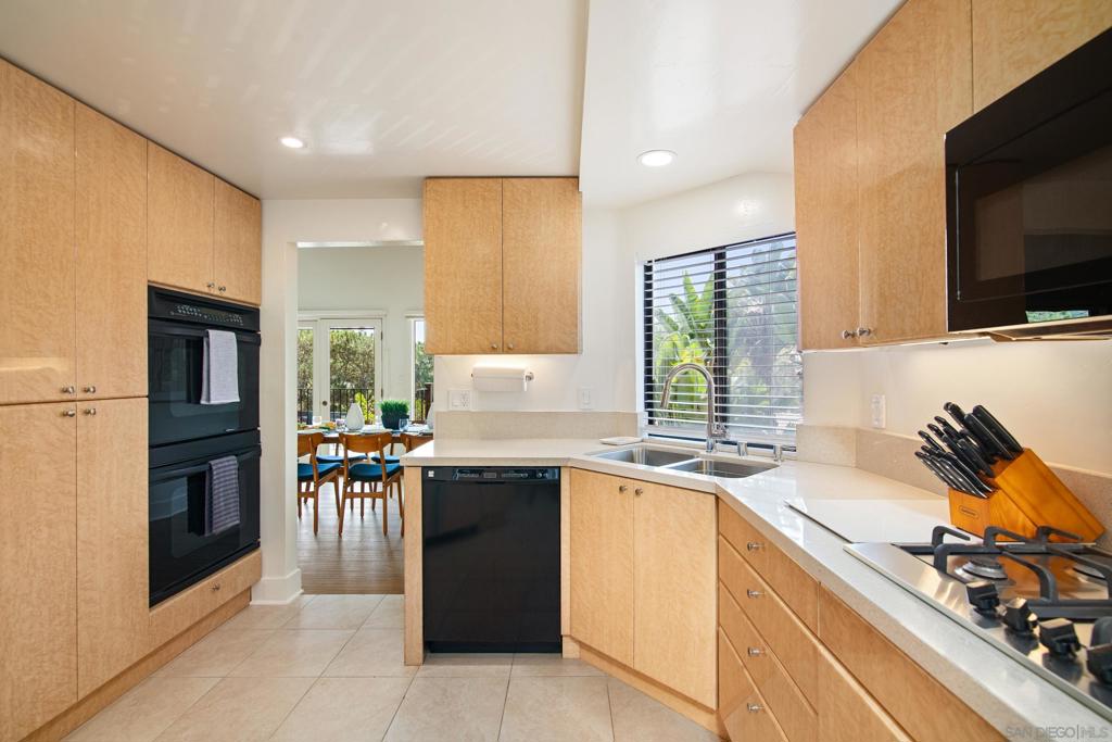 2452 Azure Coast Dr Property Photo 18