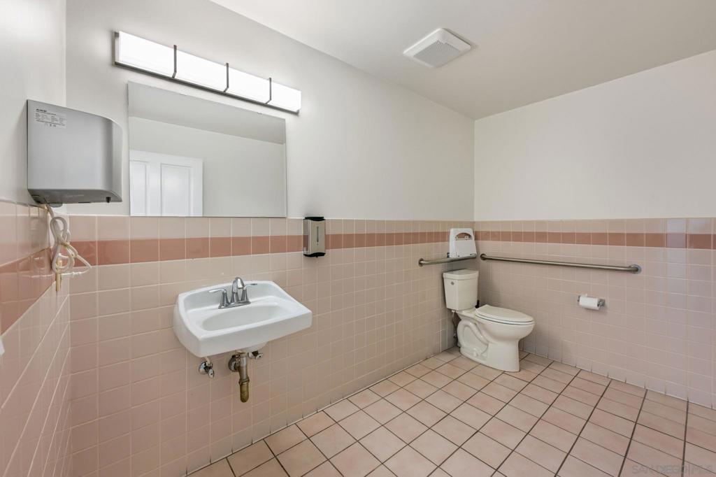 301 Enterprise St, Suite 3 Property Photo 16