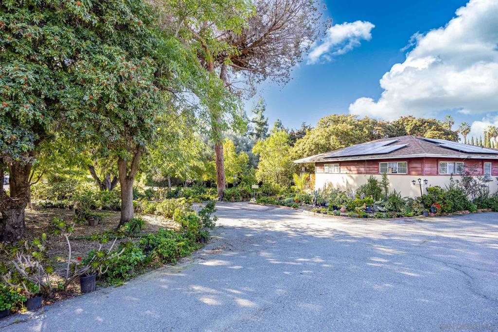 4370 Lynndale Ln Property Photo 3