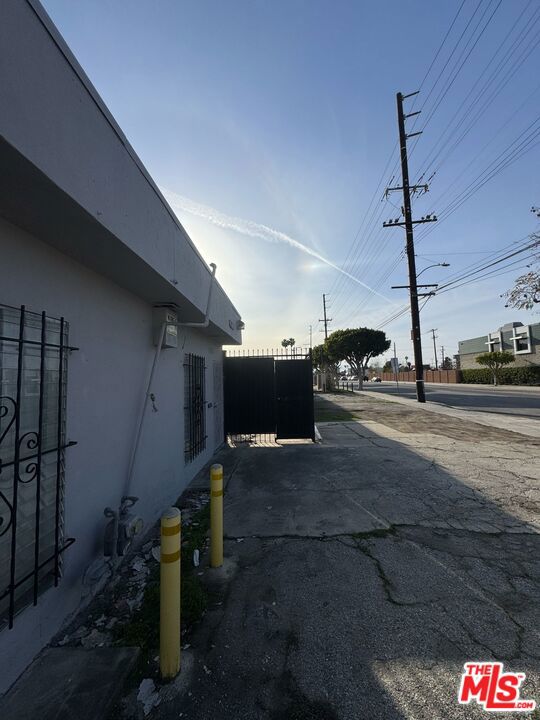 1726 W Compton Boulevard Property Photo 9