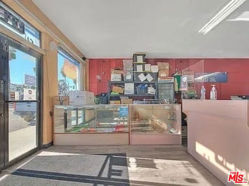 2008 W Whittier Boulevard Property Photo 4
