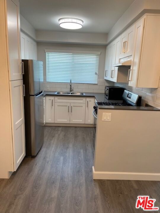 12931 Oxnard Street B Property Photo 4
