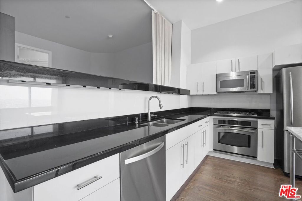 1100 Wilshire 3404 Property Photo 13