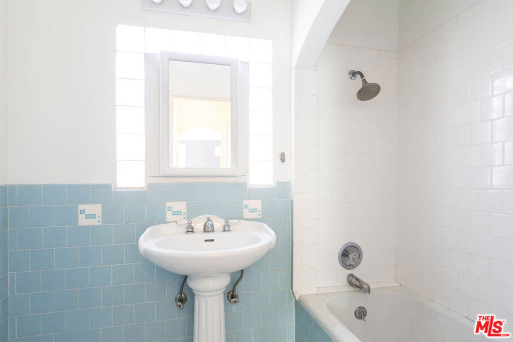 1664 1666 Elevado Street Property Photo 5
