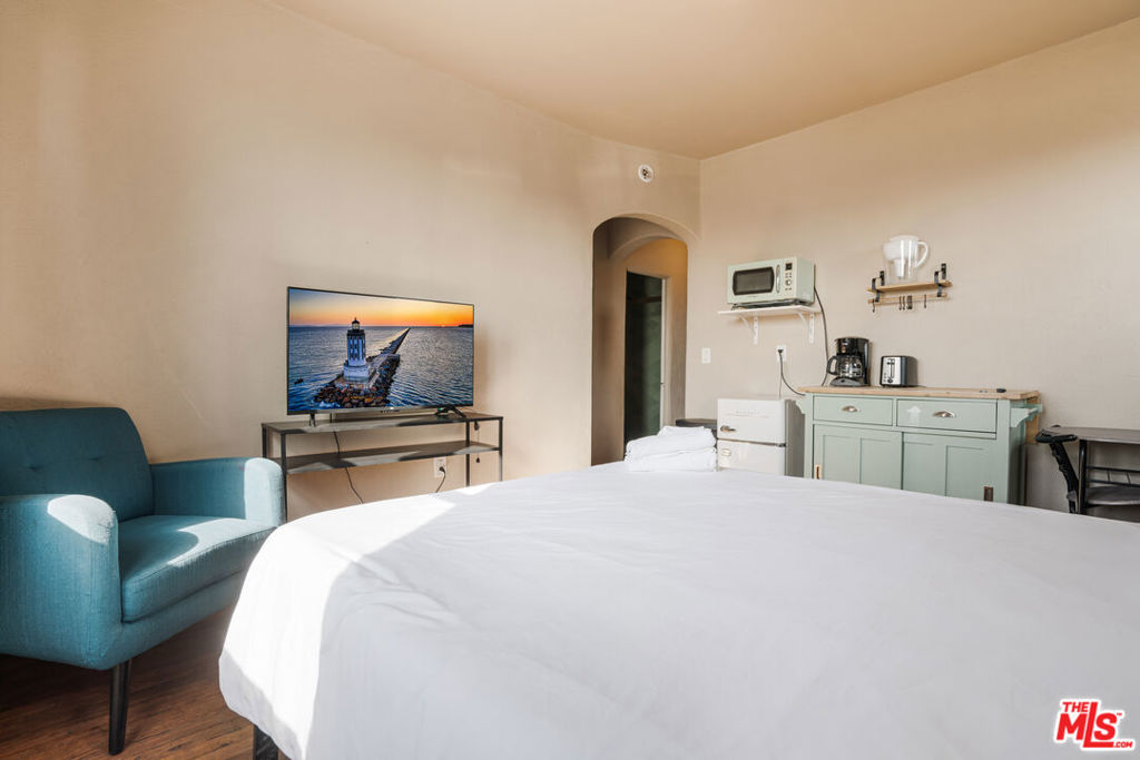 2731 Beverly Boulevard Property Photo 6