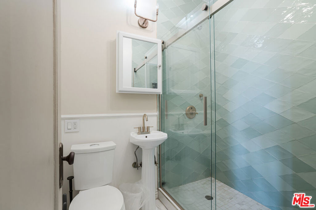 2731 Beverly Boulevard Property Photo 8