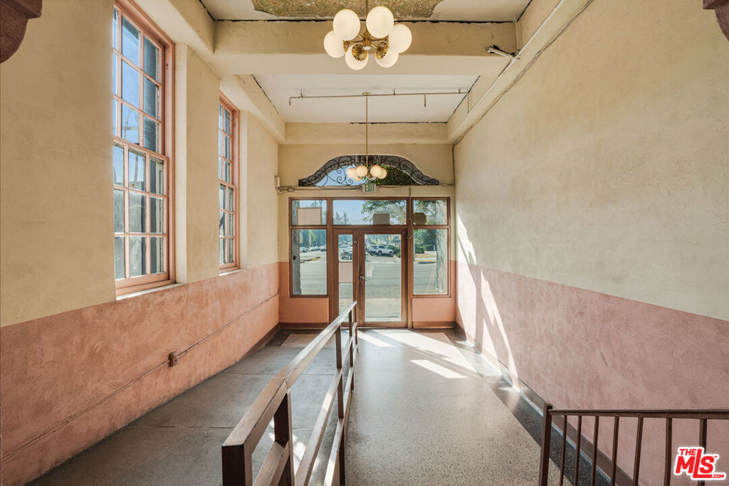 2731 Beverly Boulevard Property Photo 13